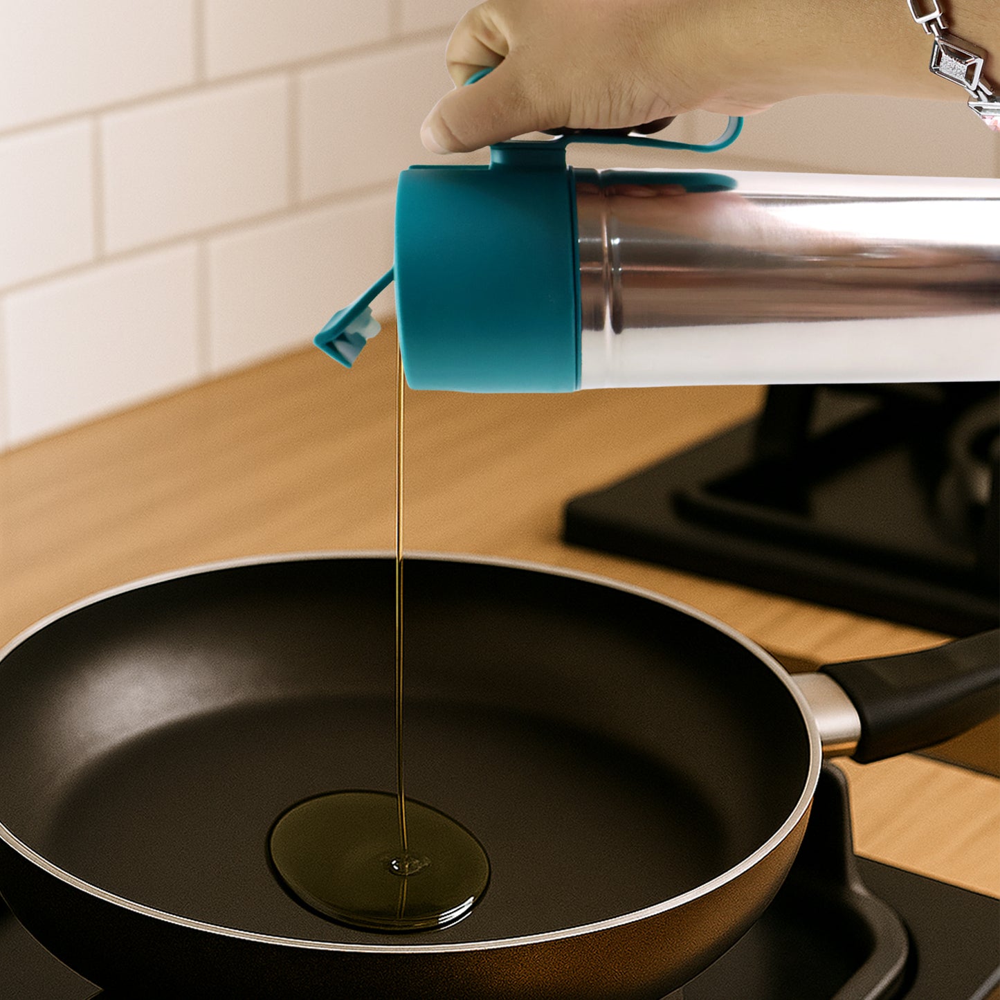 SmartPour Kitchen Bottle™ – 1000ml oil pourer with lid & grip handle.